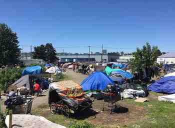 HEAL Team members providing outreach services to individuals experiencing homelessness in Tacoma.