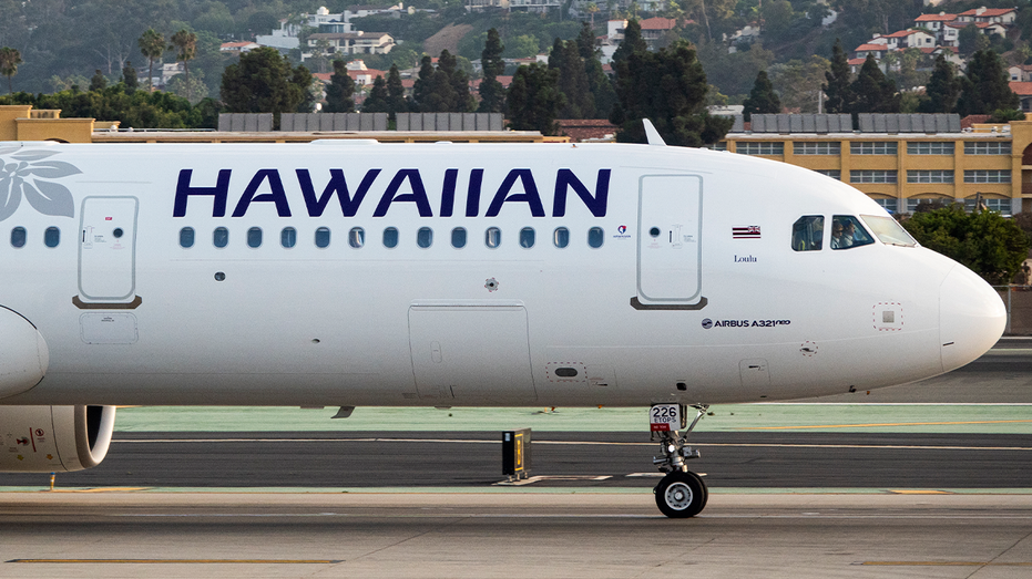 Hawaiian Airlines flight HA21 returning to Seattle after fumes in the cockpit caused emergency landing.

